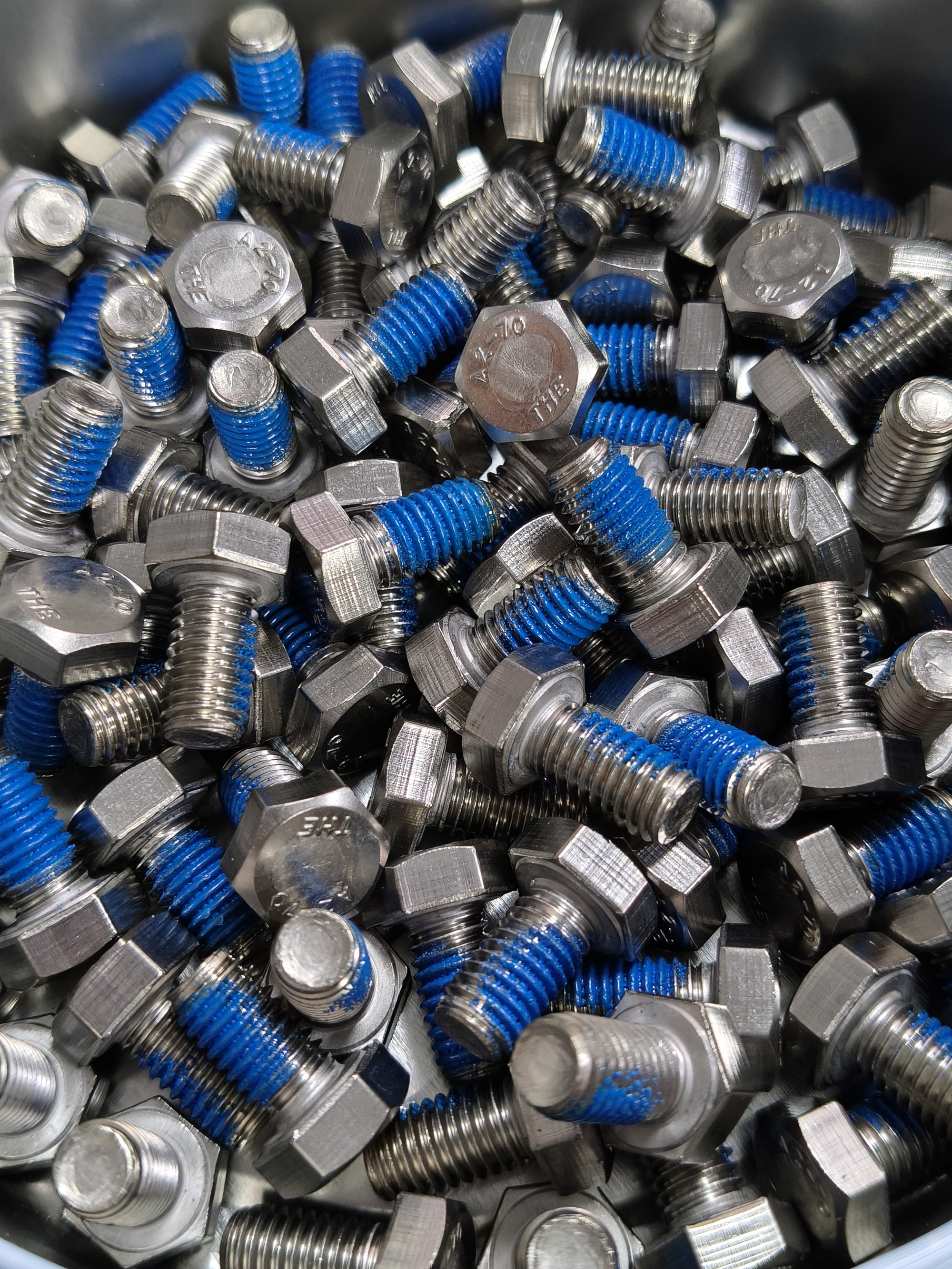 কেন থ্রেডলকিং আঠালো রাসায়নিক আঠালো এবং নাইলন আঠালো মধ্যে শ্রেণীবদ্ধ করা হয়?